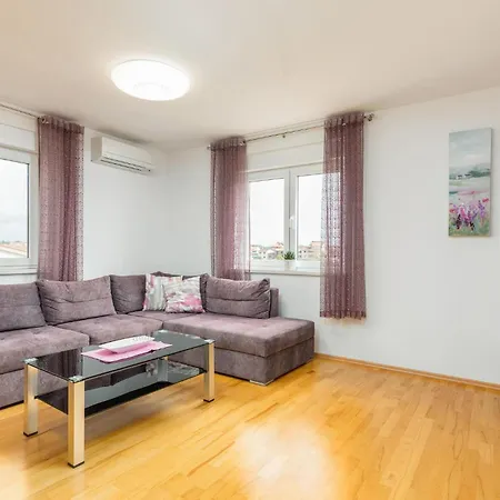 Apartment Lovely In Valbandon With Kitchen *