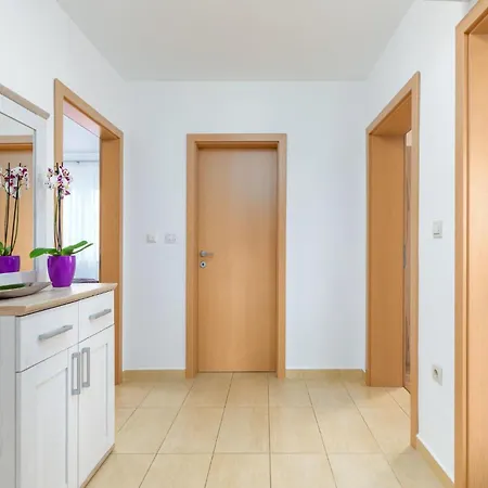 Lovely In Valbandon With Kitchen *