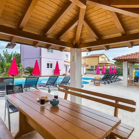 Apartment Lovely In Valbandon With Kitchen *