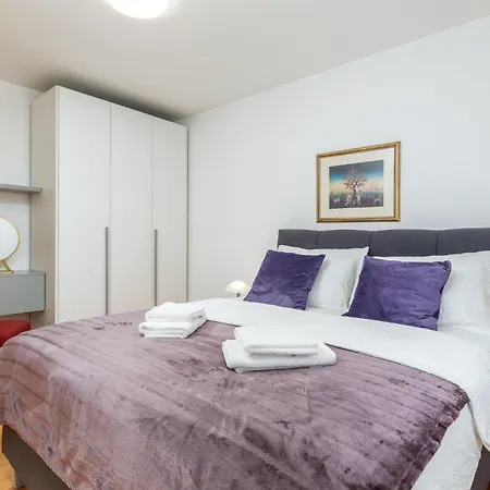 Lovely In Valbandon With Kitchen *
