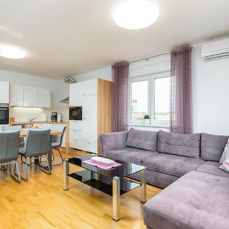 Lovely In Valbandon With Kitchen *