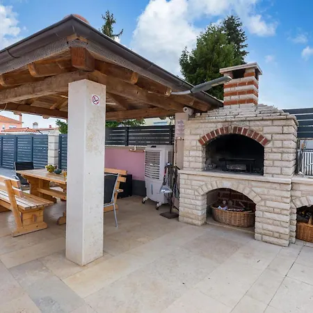 Lovely In Valbandon With Kitchen