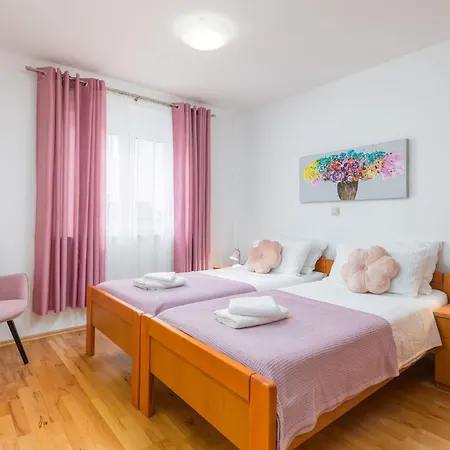 Lovely In Valbandon With Kitchen Apartment