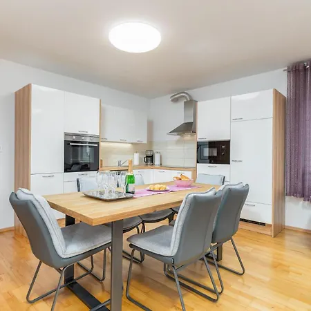 Lovely In Valbandon With Kitchen