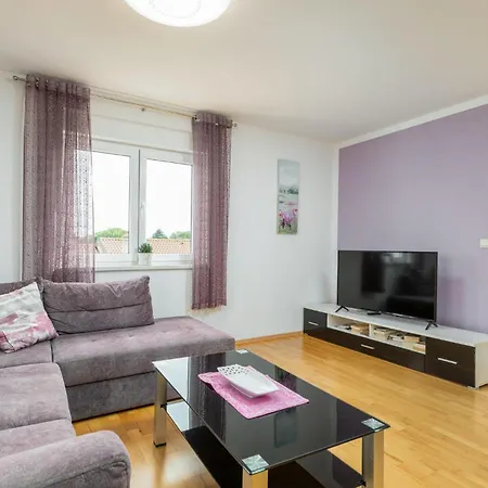 Lovely In Valbandon With Kitchen Apartment
