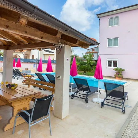 Lovely In Valbandon With Kitchen Fazana