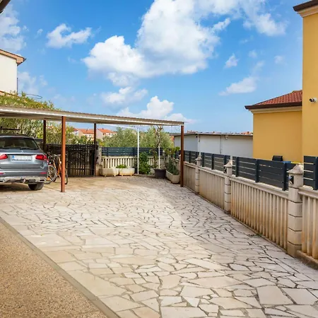 Lovely In Valbandon With Kitchen
