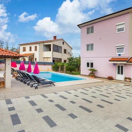 Apartment Lovely In Valbandon With Kitchen