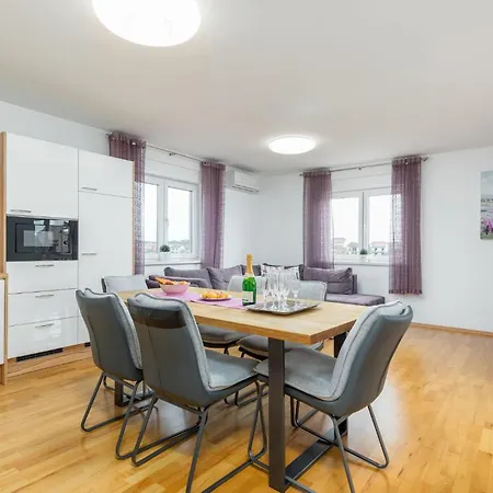 Lovely In Valbandon With Kitchen Fažana
