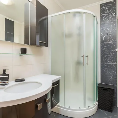 Lovely In Valbandon With Kitchen *
