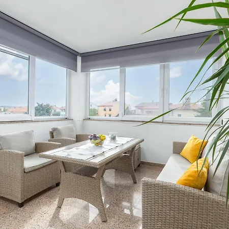 Lovely In Valbandon With Kitchen Daire Fažana