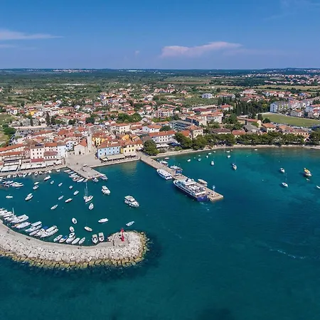 Lovely In Valbandon With Kitchen Fažana