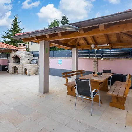 Lovely In Valbandon With Kitchen Apartment