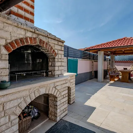 Lovely In Valbandon With Kitchen Apartment