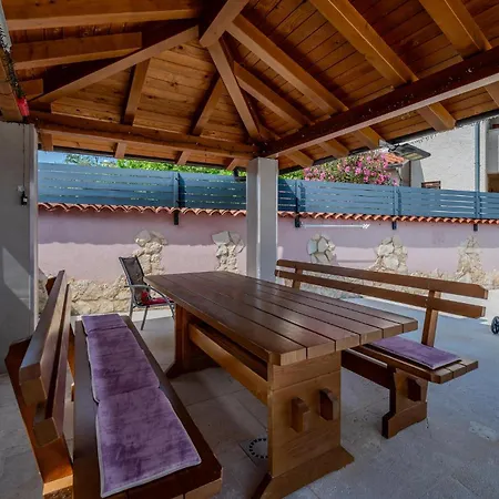 Lovely In Valbandon With Kitchen Apartment *