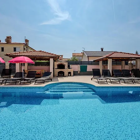 Lovely In Valbandon With Kitchen *