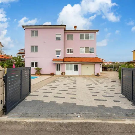 Lovely In Valbandon With Kitchen Apartment *